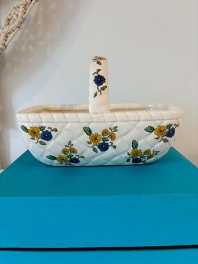 Vintage Elizabeth Arden ceramic basket floral quilted design made in Japan